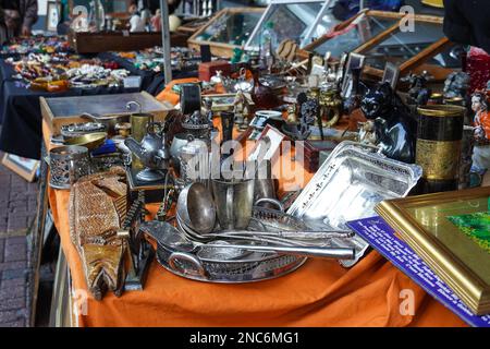 Stand di seconda mano a Portobello Road Market a Notting Hill, Londra Inghilterra Regno Unito Regno Unito Foto Stock