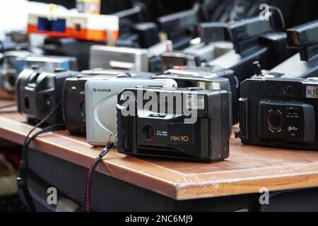Stand con telecamere di seconda mano in Portobello Road Market a Notting Hill, Londra Inghilterra Regno Unito Regno Unito Foto Stock