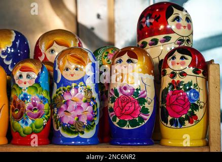 Una mostra di bambole Matryoshka, bambole babushka Foto Stock