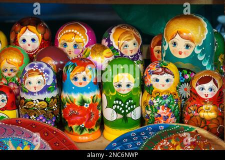 Una mostra di bambole Matryoshka, bambole babushka Foto Stock