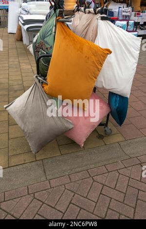 vari cuscini all'esterno appesi su una rastrelliera Foto Stock