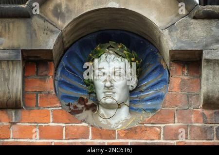 Scultura decorativa di fronte a una casa, Londra Inghilterra Regno Unito Regno Unito Foto Stock