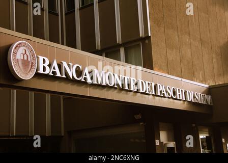 Firenze , Italia , Gennaio 31st 2023 , cartello bancario monte dei paschi di Siena con logo . Foto Stock