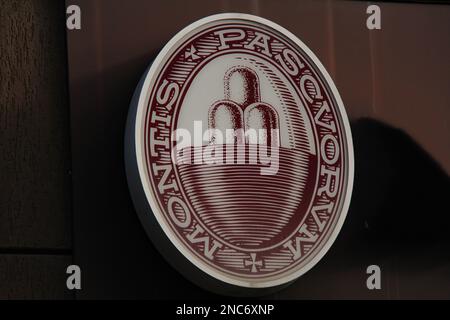 Firenze , Italia , Gennaio 31st 2023 , cartello bancario monte dei paschi di Siena con logo . Foto Stock