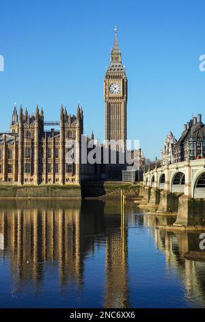 Fiume Tamigi con il Ponte di Westminster, la torre dell'orologio Big ben e il Palazzo di Westminster, Londra Inghilterra Regno Unito Regno Unito Foto Stock