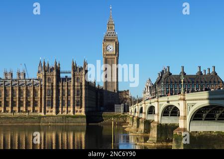 Fiume Tamigi con il Ponte di Westminster, la torre dell'orologio Big ben e il Palazzo di Westminster, Londra Inghilterra Regno Unito Regno Unito Foto Stock