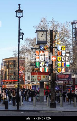 Orologio svizzero Glockenspiel con campane a Leicester Square, Londra Inghilterra Regno Unito Regno Unito Foto Stock