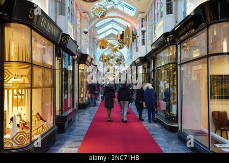 Il Burlington Arcade, galleria per lo shopping a Londra England Regno Unito Regno Unito Foto Stock