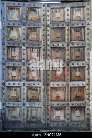 chiuso vecchio cancello di legno alto Foto Stock