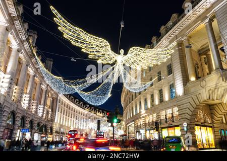 Le luci di Natale su Regent Street, Londra England Regno Unito Regno Unito Foto Stock