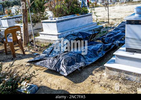 Hatay, Turchia. 14th Feb, 2023. I cadaveri dei tre bambini che sono stati uccisi in un relitto sismico giacciono in sacchi per il corpo al cimitero. Una famiglia seppellì i loro 3 figli che furono persi nel terremoto. (Foto di Murat Kocabas/SOPA Images/Sipa USA) Credit: Sipa USA/Alamy Live News Foto Stock