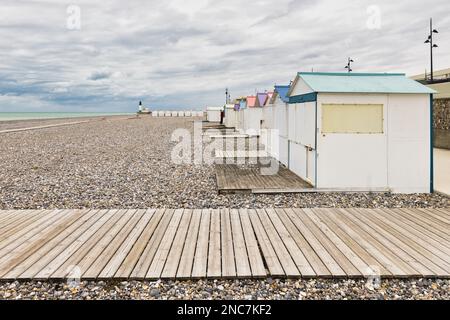 Foto di capanne con tetti colorati sulla spiaggia di ciottoli a le Treport, Normandia, Francia Foto Stock