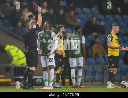 Oxford, Regno Unito. 14th Feb, 2023. Il centrocampista di Plymouth Argyle Jay Matete (28) riceve un cartellino giallo durante la partita della Sky Bet League 1 Oxford United vs Plymouth Argyle al Kassam Stadium, Oxford, Regno Unito, 14th febbraio 2023 (Foto di Stanley Kasala/News Images) a Oxford, Regno Unito il 2/14/2023. (Foto di Stanley Kasala/News Images/Sipa USA) Credit: Sipa USA/Alamy Live News Foto Stock