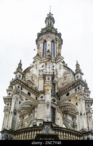 Chambord, Francia - Dicembre 30 2022: La torre campanaria decorativa nel castello di Chambord Foto Stock