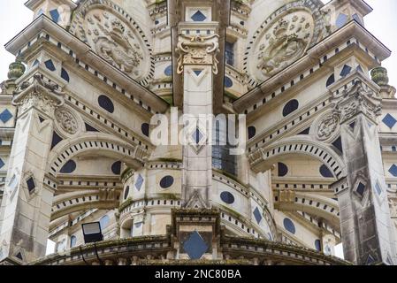 Chambord, Francia - Dicembre 30 2022: La torre campanaria decorativa nel castello di Chambord Foto Stock