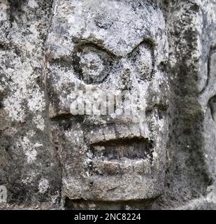 L'imponente parete di teschi (i Tzompantli) nell'antica città Maya di Chichen Itza in Messico. Foto Stock