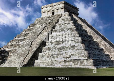 La piramide di Kukulcán a Chichén Itzá, conosciuta anche come El Castillo o la piramide del serpente, è uno dei monumenti più famosi e visitati del Messico Foto Stock