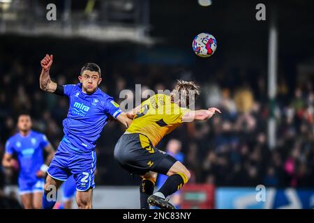 Joe Ironside (9 Cambridge United) sfidato da Sean Long (2 Cheltenham Town) durante la partita della Sky Bet League 1 tra Cambridge United e Cheltenham Town al R Costings Abbey Stadium, Cambridge martedì 14th febbraio 2023. (Foto: Kevin Hodgson | NOTIZIE MI) Credit: NOTIZIE MI & Sport /Alamy Live News Foto Stock