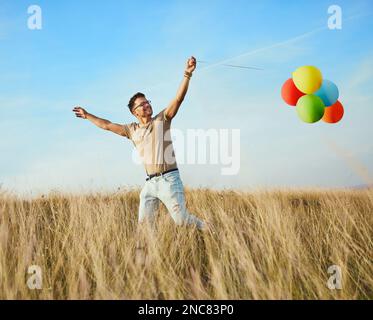 uomo estate divertimento lifestyle balloon all'aperto comunità campo gioia orgoglio lgbt eseguire cheerfu giocare felice libertà Foto Stock