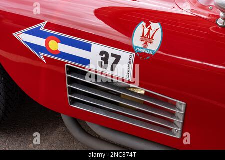 Vista laterale di una rara auto da corsa 1955 Maserati 300S nel rally Colorado Grand Road. Foto Stock