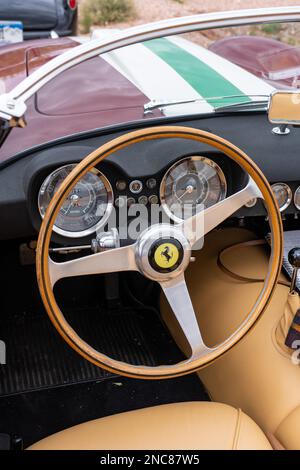 Volante e cruscotto di una Ferrari 250 GT 1959 California Spyder auto sportiva nel rally Colorado Grand Road. Foto Stock