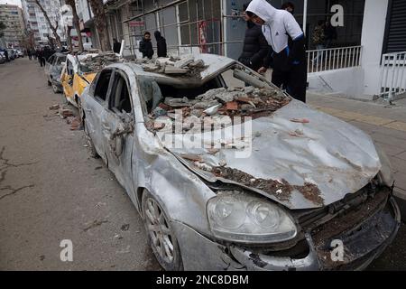 Un'auto schiacciata da un edificio distrutto nel terremoto. Le auto sono state tirate dalle macerie e lasciate sul lato della strada. 7 edifici della città sono stati completamente distrutti. I lavori di salvataggio in città sono stati completati 9 giorni dopo il terremoto. Il bilancio delle vittime ha raggiunto 344. Ci sono circa 1000 feriti. Ci sono un totale di 307 edifici a Diyarbakir, 26 dei quali sono distrutti, 25 devono essere demoliti immediatamente e 261 sono gravemente danneggiati. Circa 250.000 persone non possono entrare nelle loro case. O vivono in città tenda o in rifugi sicuri. Alcune famiglie, che dicono di non poter trovare tende Foto Stock