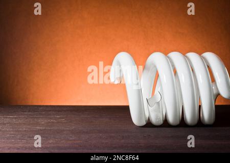 Una lampadina CFL fluorescente compatta rotta si è frantumata in frammenti di vetro Foto Stock
