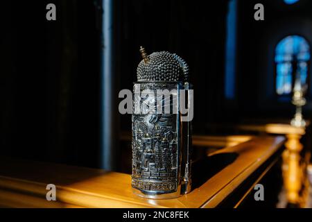 Havdalah spezia box besamim per la fine della cerimonia di Shabbat nella sinagoga. Foto Stock