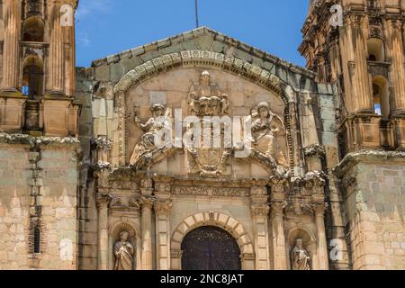Statuaria sulla facciata della Chiesa di Santo Domingo de Guzman nel centro storico di Oaxaca, Messico. Costruita in stile barocco, iniziò la costruzione Foto Stock