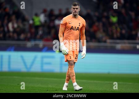 Milano, Italia. 14 febbraio 2023, Milano, Italia. 14/02/2023, Fraser Forster del Tottenham Hotspur FC si presenta in occasione del round della UEFA Champions League del 16 primo incontro di gamba tra AC Milan e Tottenham Hotspur FC allo Stadio Giuseppe Meazza il 14 febbraio 2023 a Milano. Foto Stock