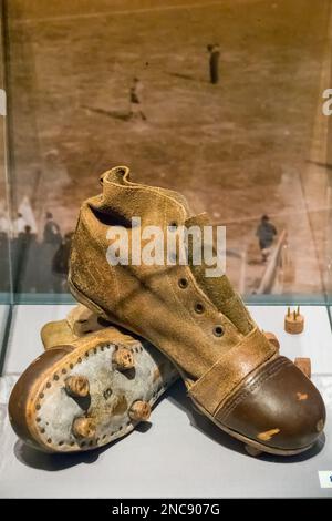Scarpe da calcio all'inizio del 20th° secolo nel Museo Nazionale del Liechtenstein a Vaduz, Liechtenstein. Foto Stock