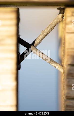 Primo piano verticale di due tubi metallici con sfondo sfocato Foto Stock