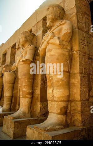 Luxor, Egitto. Il complesso del Tempio di Karnak, comunemente noto come Karnak, comprende un vasto mix di templi decaduti. In questa immagine statue di Ramses II come Osiride Foto Stock