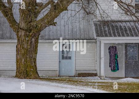 Asciugatura dei vestiti sul portico anteriore di una casa Amish in Michigan, USA [Nessuna proprietà di rilascio; solo licenza editoriale] Foto Stock