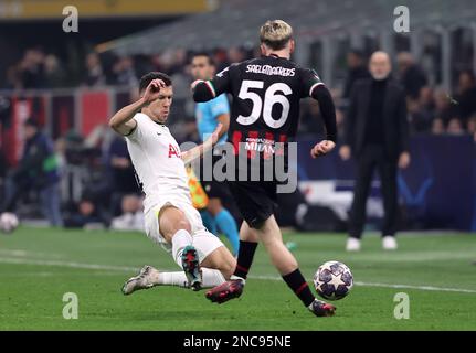 Ivan Perisic di Tottenham Hotspur scivola su Alexis Saelemaekers di AC Milan durante il round della UEFA Champions League di sedici partite di prima tappa allo stadio di San Siro, Milano. Data immagine: Martedì 14 febbraio 2023. Foto Stock