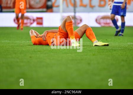 Il calciatore ferito giace sul campo. Foto Stock