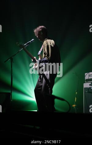 Stone, una band post punk britannica di Liverpool che si esibisce dal vivo mentre apre per i Kooks a Berlino, Germania Foto Stock