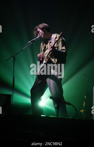 Stone, una band post punk britannica di Liverpool che si esibisce dal vivo mentre apre per i Kooks a Berlino, Germania Foto Stock