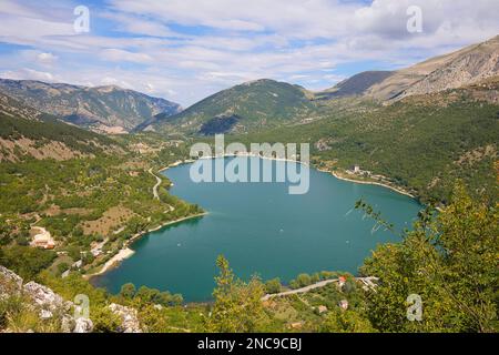 Il Lago di Scanno è un lago a forma di cuore in Abruzzo. Foto Stock