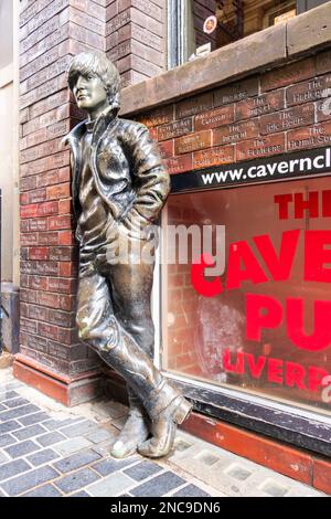 Bronzo John Lennon della statua dei Beatles fuori dalla caverna pub 1960s a Liverpool Merseyside Foto Stock