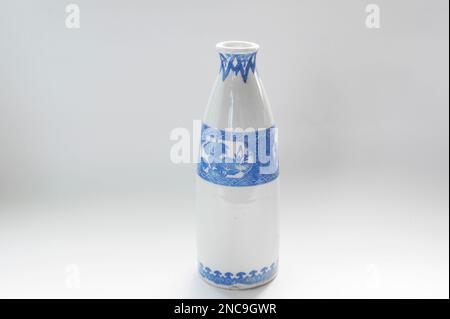 Antica bottiglia di sakè tokkuri imari bianco e blu, probabilmente del periodo Meiji. Foto Stock