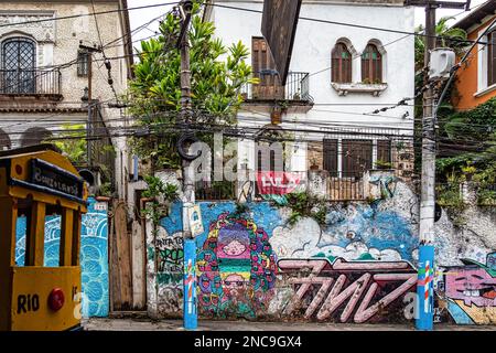 I murales di Street art Graffiti fiancheggiano le strade e i vicoli di Rio de Janeiro, specialmente nei quartieri di Santa Teresa e Lapa, Brasile Foto Stock