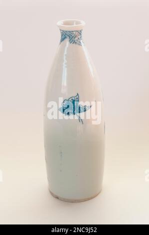 Antica bottiglia di sakè tokkuri imari bianco e blu, probabilmente del periodo Meiji. Foto Stock