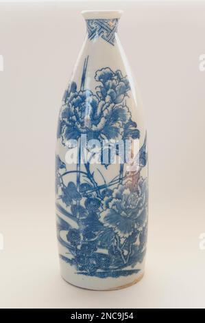 Antica bottiglia di sakè tokkuri imari bianco e blu, probabilmente del periodo Meiji. Foto Stock