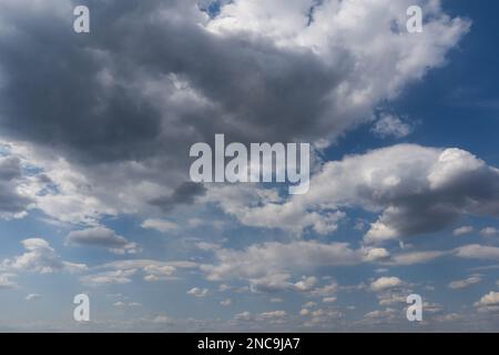 Prima di una forte tempesta di pioggia. Sul cielo Foto Stock