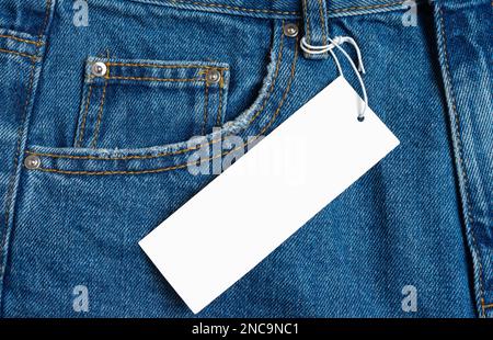 Tasca laterale anteriore e prezzo di pantaloni jeans blu primo piano. Sfondo denim, texture, mockup. Moda concetto, business, shopping, vendita. Design det Foto Stock