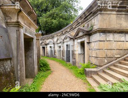 mausolei e tombe in pietra vittoriana nel cimitero Highgate di viale egiziano a Londra Foto Stock