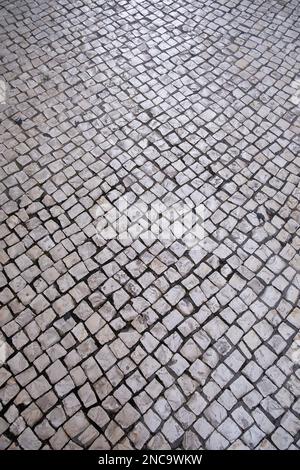Carreggiata portoghese o acciottolato portoghese, struttura in pietra, pavimentazione a mosaico, pavimento in strada di lisbona, verticale Foto Stock