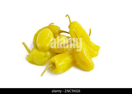 Mucchio di peperoni gialli, peperoncini o friggitelli sott'aceto, isolato su fondo bianco. Peperoncino marinato, tritato. Tradizionale italiano e greco Foto Stock