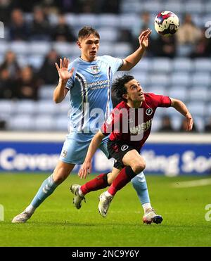 Callum Doyle di Coventry City (a sinistra) e George Honeyman di Millwall si battono per la palla durante la partita del campionato Sky Bet presso la Coventry Building Society Arena di Coventry. Data immagine: Martedì 14 febbraio 2023. Foto Stock